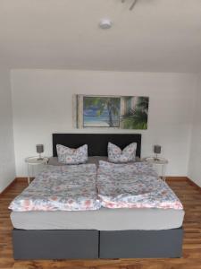 una camera da letto con un letto grande con due cuscini di Ferienhaus Dobberzin nahe Mündesee ad Angermünde