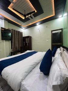 Posteľ alebo postele v izbe v ubytovaní Hotel Aryakulam Palace Ayodhya