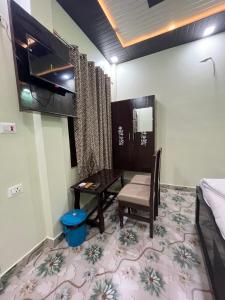 Posteľ alebo postele v izbe v ubytovaní Hotel Aryakulam Palace Ayodhya