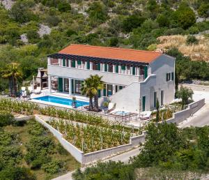 Πισίνα στο ή κοντά στο Prestigious stone villa Smokvica with vineyard, heated pool, jacuzzi, gym and sea view +41 φωτογραφίες