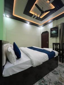 Posteľ alebo postele v izbe v ubytovaní Hotel Aryakulam Palace Ayodhya