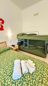 Ένα ή περισσότερα κρεβάτια σε δωμάτιο στο Ibisco Hotel