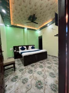 Posteľ alebo postele v izbe v ubytovaní Hotel Aryakulam Palace Ayodhya