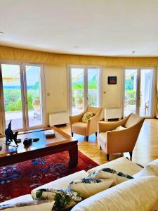 Μια τηλεόραση ή/και κέντρο ψυχαγωγίας στο Villa-Cyprès-La-Polynésie-Giens
