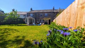 Aed väljaspool majutusasutust Maple Cottage, Stylish Holiday Home for 6 Near the Lake District