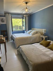 Ένα ή περισσότερα κρεβάτια σε δωμάτιο στο Gîte Marguerite - Au coeur de la campagne