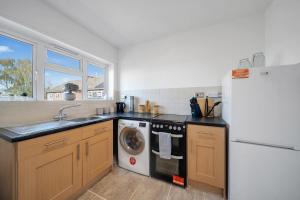 Nhà bếp/bếp nhỏ tại Chic Colchester Flat