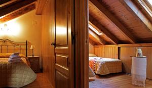 - une chambre avec 2 lits dans l'établissement Apartaments La Llucana, à Barruera