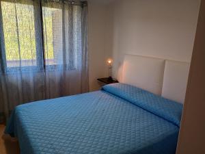 Postel nebo postele na pokoji v ubytování Grazioso e confortevole attico, costa sud-ovest