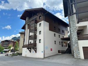 a building with balconies on the side of it at Spacieux Appartement 4 Chambres Pieds des Pistes à Morillon 1100 - FR-1-642-4 in Morillon