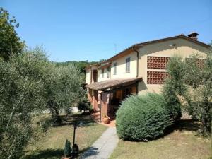 a large house with a yard with trees at Appartamento Oliver2 in Colle di Buggiano
