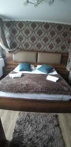 Rúm í herbergi á Guest House Misho
