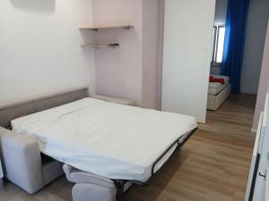 um quarto de hospital com uma cama e um sofá em Attico con Terrazzo Panoramico e cucina attrezzata, Nel centro di Giulianova, a due passi dal Mare, Con Servizio biciclette em Giulianova