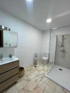 Ένα μπάνιο στο Apartamento Alyanna +11 φωτογραφίες