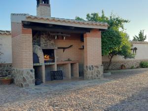 an outdoor pizza oven in a brick building at Casa Rural la Almazara in Urda
