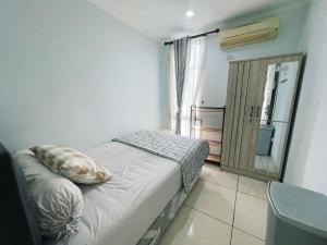 una piccola camera da letto con un letto e una finestra di Cozy and Stategic 1 at cikditiro 2BR pool,gym,wifi By LS a Giacarta Altre 24 foto