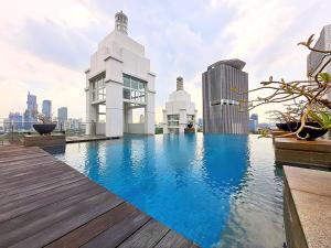una piscina sul tetto di un edificio di Cozy and Stategic 1 at cikditiro 2BR pool,gym,wifi By LS a Giacarta