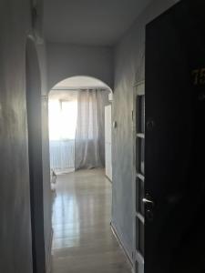 an empty room with a hallway with a window at GARSONIERĂ in Arad