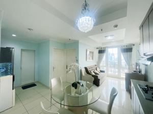 un soggiorno con un tavolo di vetro e un divano di Cozy and Stategic 1 at cikditiro 2BR pool,gym,wifi By LS a Giacarta
