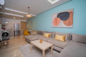 een woonkamer met een bank en een tafel bij studio cosy Maarif stade med V in Casablanca