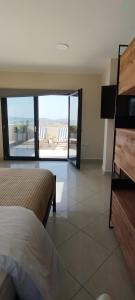 A bed or beds in a room at ISLAND Time Deluxe Apartment Downtown 3 floors