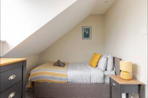 Katil atau katil-katil dalam bilik di Central 2 Bedroom with Free Parking & Foosball Table