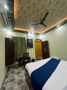 Posteľ alebo postele v izbe v ubytovaní Hotel Aryakulam Palace Ayodhya