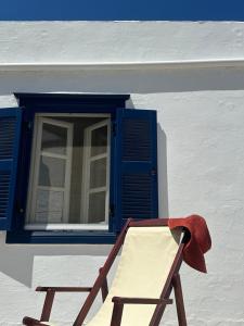 伊兹拉Leti Hydra的靠窗前的木椅