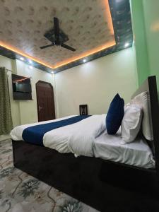 Posteľ alebo postele v izbe v ubytovaní Hotel Aryakulam Palace Ayodhya