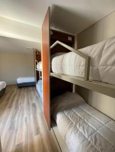 Postel nebo postele na pokoji v ubytování Nómade Hostel mdz