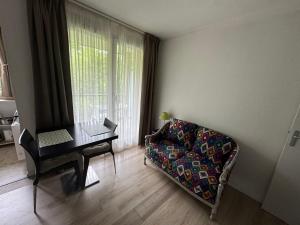 Posezení v ubytování Studio T1 piscine chauffée parking gratuit les hauts dhonfleur + 12 fotografií