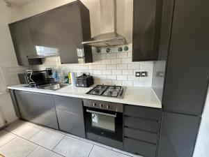 Η κουζίνα ή μικρή κουζίνα στο Your Cosy Corner in South East London- 2 Beds