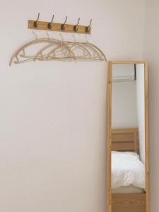 Cette chambre comprend un miroir et une étagère. dans l'établissement 'SUPUL HOUSE' Danggok Station 10 minutes, Free late checkout, à Séoul 20 autres photos