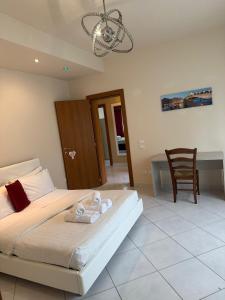 a bedroom with a bed and a desk and a chair at Casakevauri in Mestre