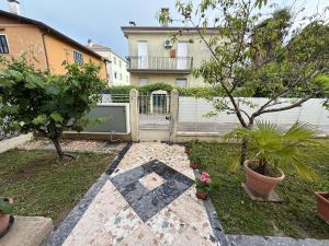 a backyard with a fence and a garden with plants at Casakevauri in Mestre