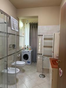 a bathroom with a toilet and a washing machine at Casakevauri in Mestre +49 photos