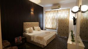 a bedroom with a large bed and a window at Hotel Kuber in Rāi