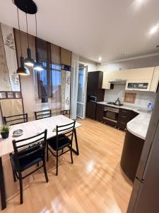 Kuchyň nebo kuchyňský kout v ubytování Квартира