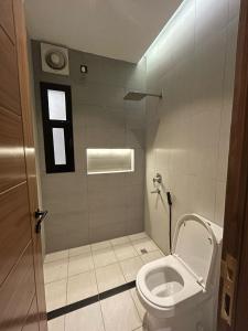 Ένα μπάνιο στο شقة مميزة بـ3 غرف نوم وصالة موقع مميز