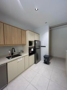 Η κουζίνα ή μικρή κουζίνα στο شقة مميزة بـ3 غرف نوم وصالة موقع مميز +6 φωτογραφίες