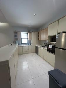 Η κουζίνα ή μικρή κουζίνα στο شقة مميزة بـ3 غرف نوم وصالة موقع مميز