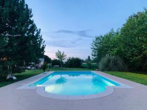a swimming pool in the middle of a yard at Quarto di villa in Granarolo dellʼEmilia