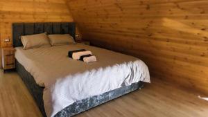 een slaapkamer met een bed met twee handdoeken erop bij Thethi Sky Lodge in Theth