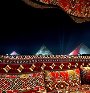 תמונה מהגלריה של majestic hotel pyramids view בקהיר