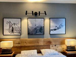 Katil atau katil-katil dalam bilik di Best views and location in Leukerbad!