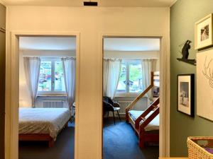 Katil atau katil-katil dalam bilik di Best views and location in Leukerbad!