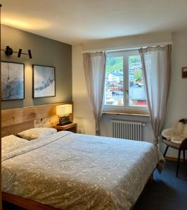 Katil atau katil-katil dalam bilik di Best views and location in Leukerbad!