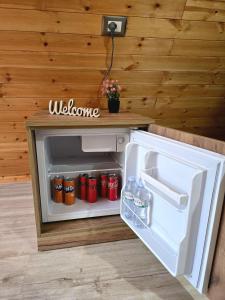 een open koelkast met drankjes in een kamer bij Thethi Sky Lodge in Theth