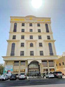 a large building with cars parked in front of it at فندق الفرسان المتحدة شارع حراء - "سانسا" in Jeddah
