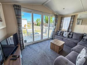 Χώρος καθιστικού στο Lovely 6 Berth, Dog Friendly Caravan For Hire In Norfolk Ref 50011Ae